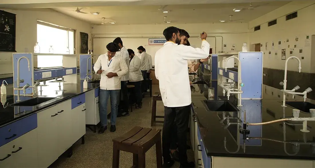 Formulate, Develop and Test pharmaceutical dosages at our Pharmaceutics lab